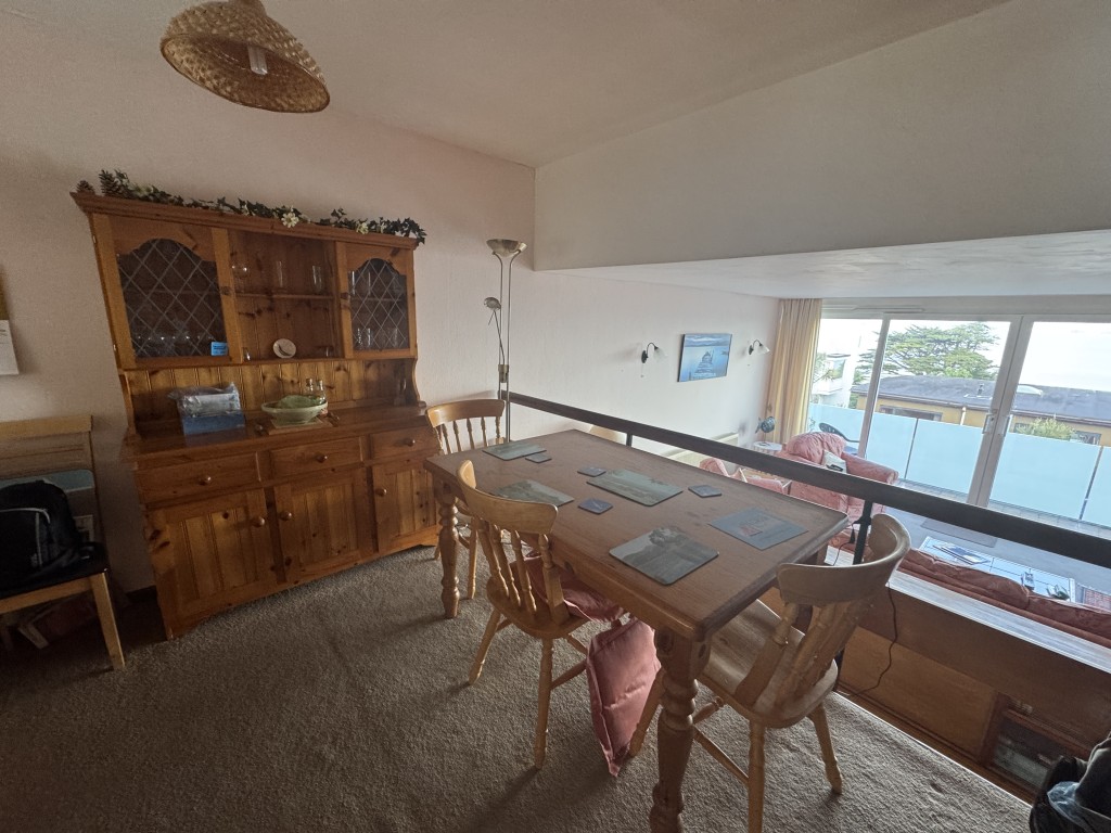 Lot: 153 - MID-TERRACE PROPERTY WITH STUNNING SEA VIEWS IN A POPULAR LOCATION - Dining area